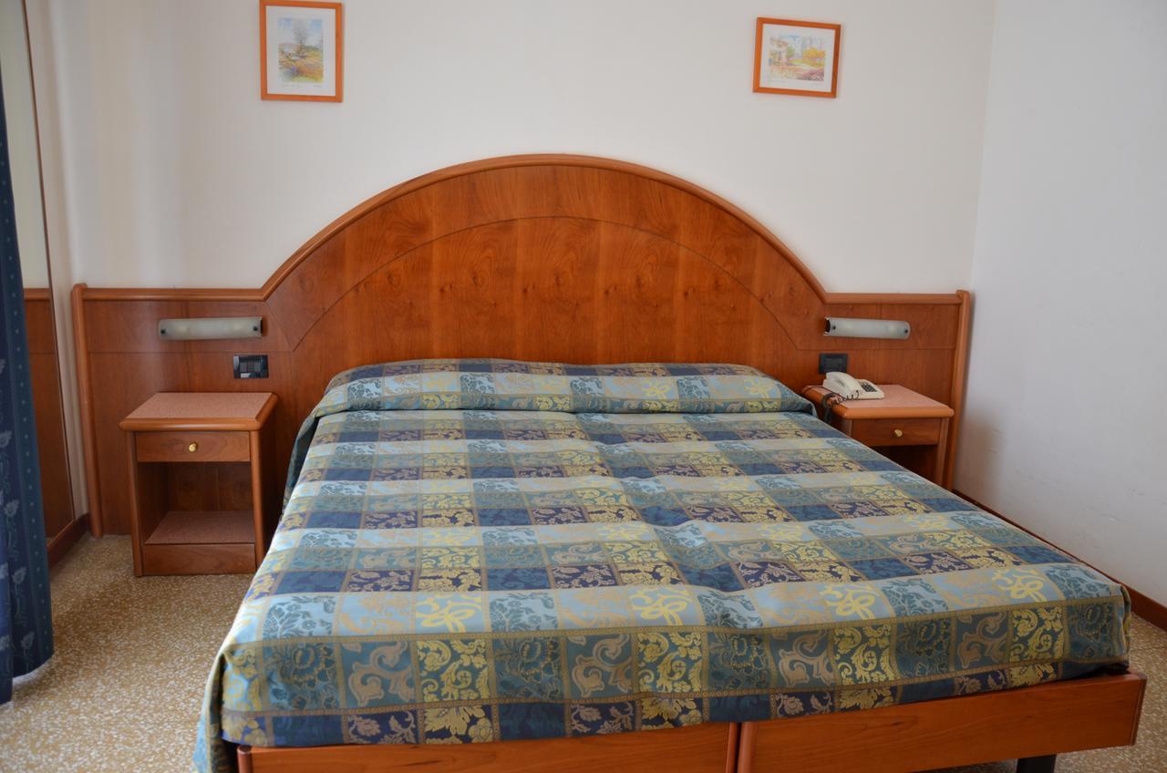 Hotel Lorenzo 첼레리구레 외부 사진