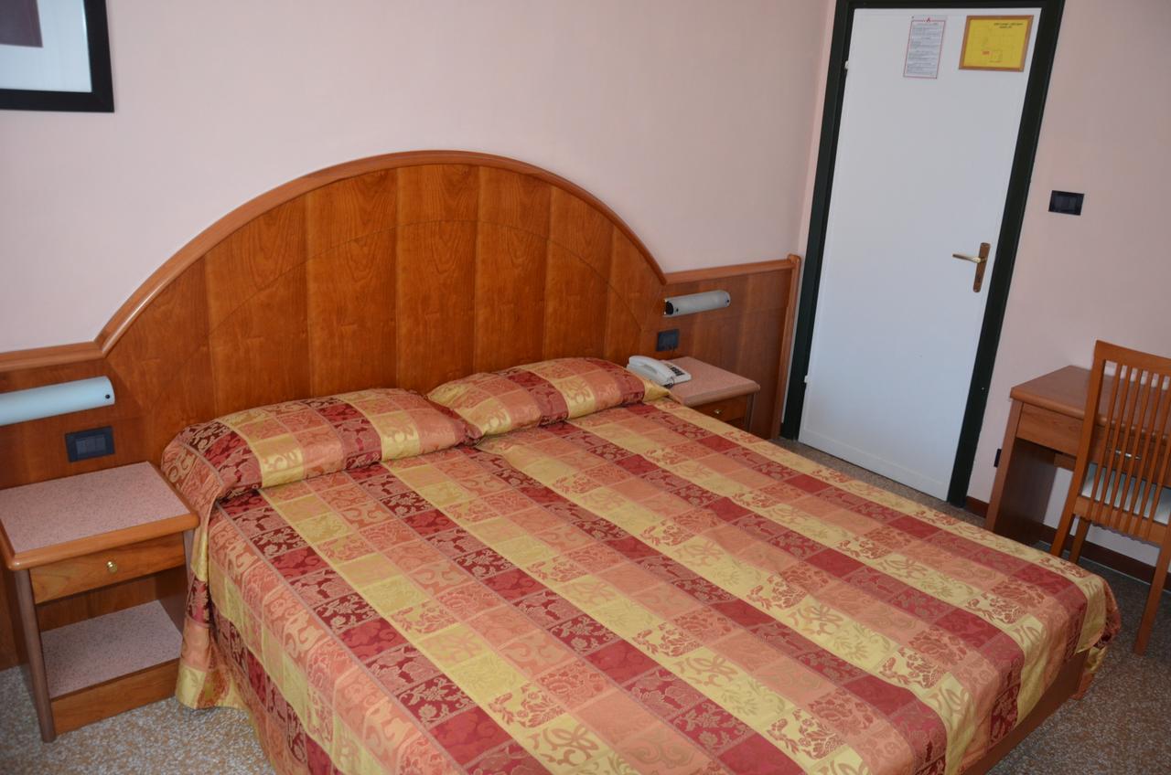 Hotel Lorenzo 첼레리구레 외부 사진