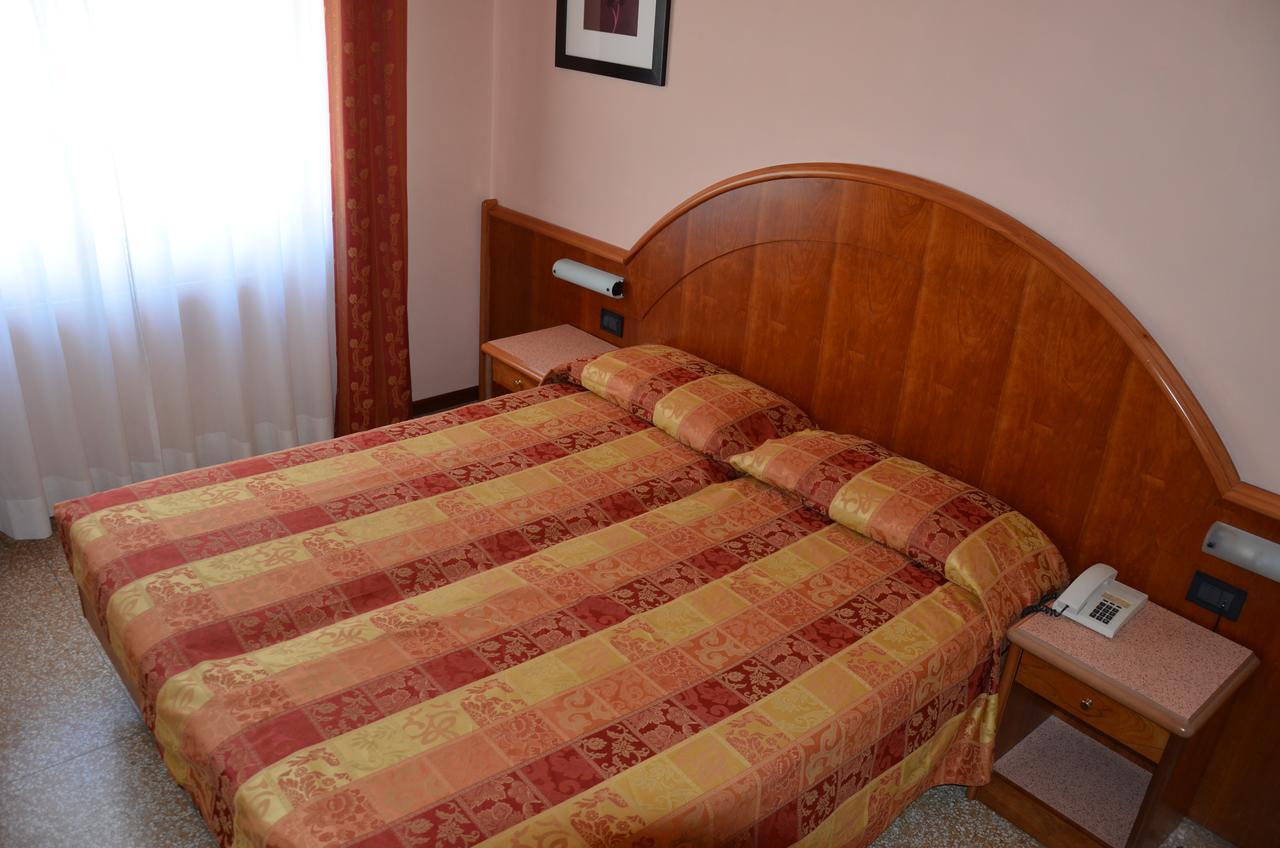 Hotel Lorenzo 첼레리구레 외부 사진