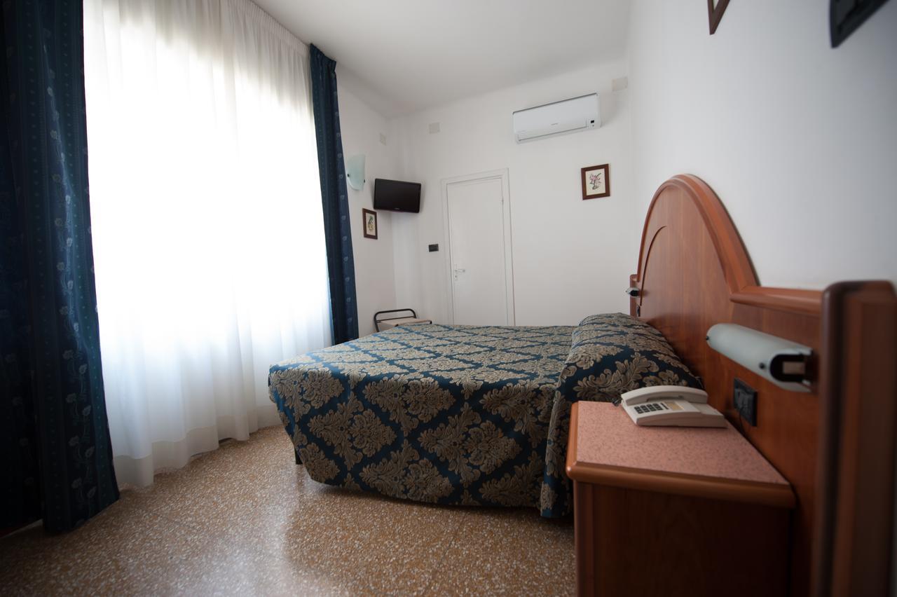 Hotel Lorenzo 첼레리구레 외부 사진